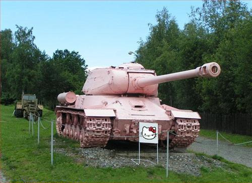 hello-kitty-tank.jpg